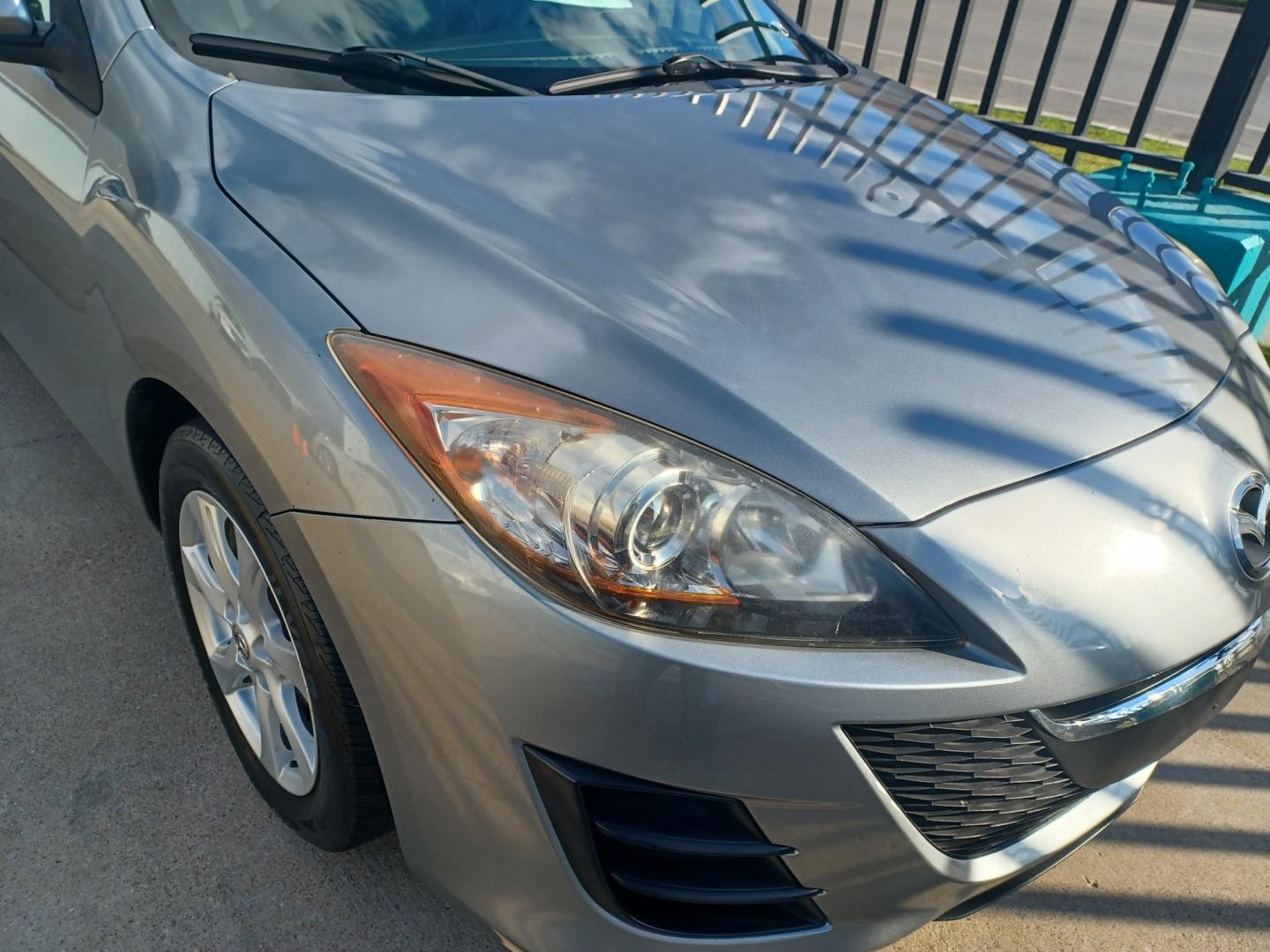 2010 SILVER Mazda MAZDA3 I TOURING (JM1BL1SF6A1) with an 2.0L DOHC EFI 16-valve I4 engine engine, 5-Speed Automatic Overdrive transmission, located at 2001 E. Lancaster, Ft. Worth, 76103, (817) 336-7000, 32.746181, -97.301018 - Photo#2